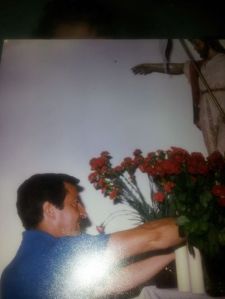 Suárez Poniéndole flores a San Juan